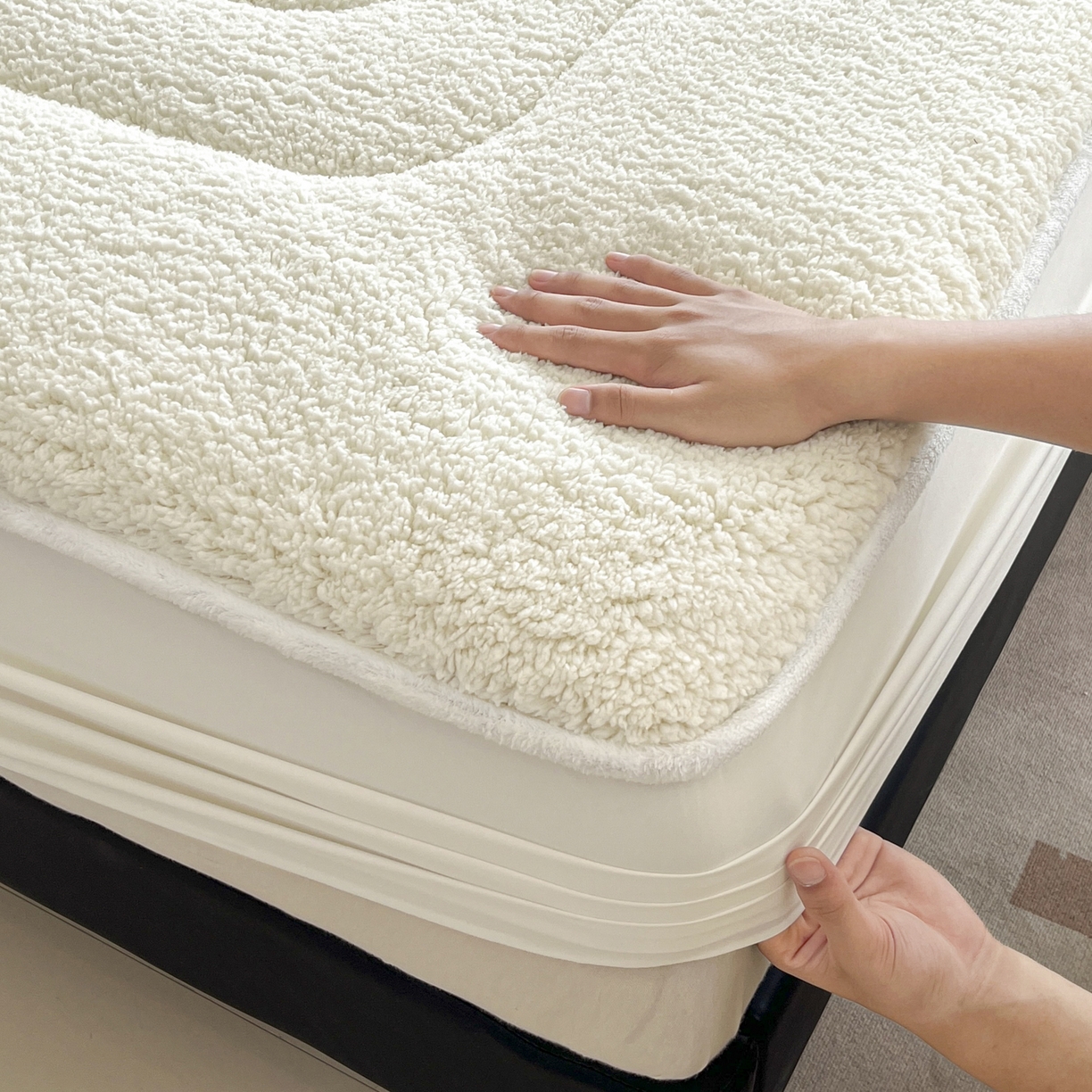 91家纺网 家纺一手货源 找家纺 悠米悠家 2025新款A类羊羔绒夹棉大豆床笠床垫 白色