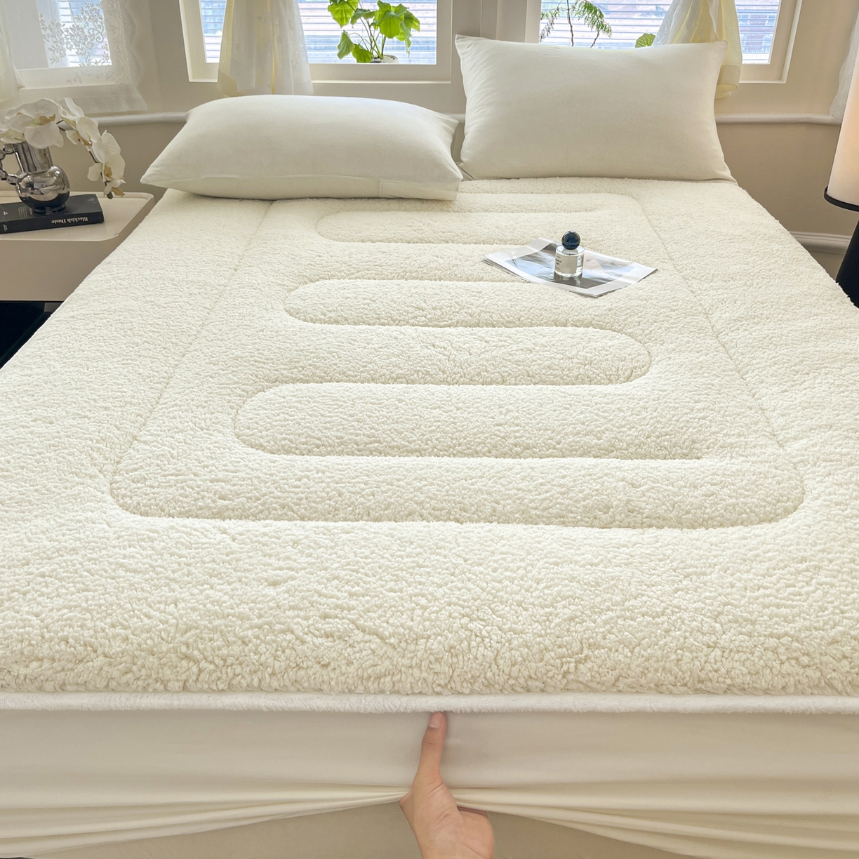 91家纺网 家纺一手货源 找家纺 悠米悠家 2025新款A类羊羔绒夹棉大豆床笠床垫 白色