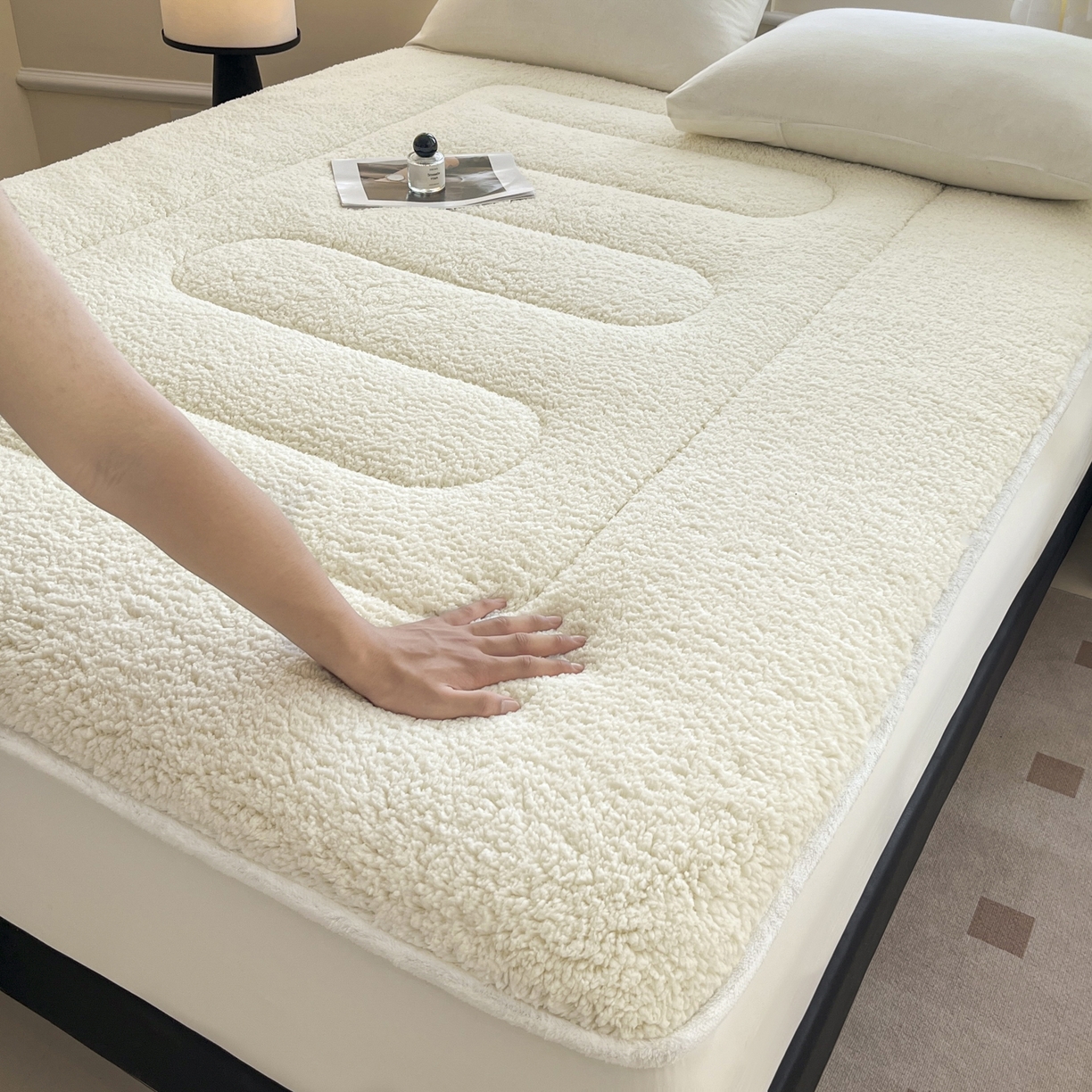 91家纺网 家纺一手货源 找家纺 悠米悠家 2025新款A类羊羔绒夹棉大豆床笠床垫 白色