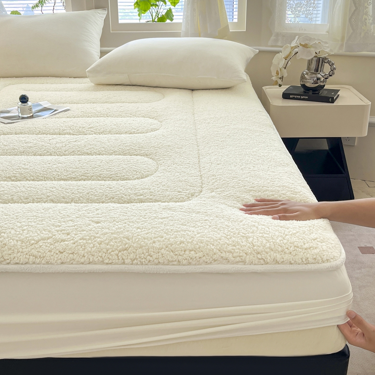 91家纺网 家纺一手货源 找家纺 悠米悠家 2025新款A类羊羔绒夹棉大豆床笠床垫 白色