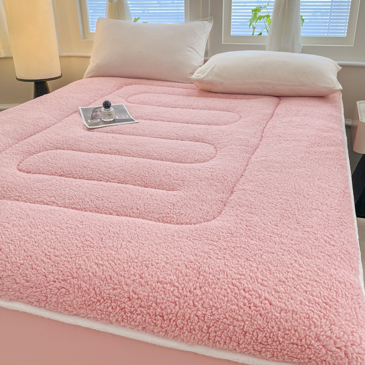 91家纺网 家纺一手货源 找家纺 悠米悠家 2025新款A类羊羔绒夹棉大豆床笠床垫 粉色