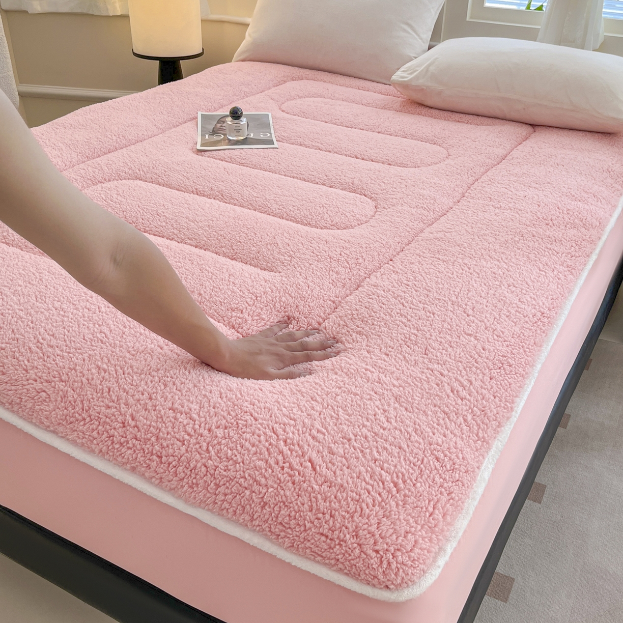 91家纺网 家纺一手货源 找家纺 悠米悠家 2025新款A类羊羔绒夹棉大豆床笠床垫 粉色