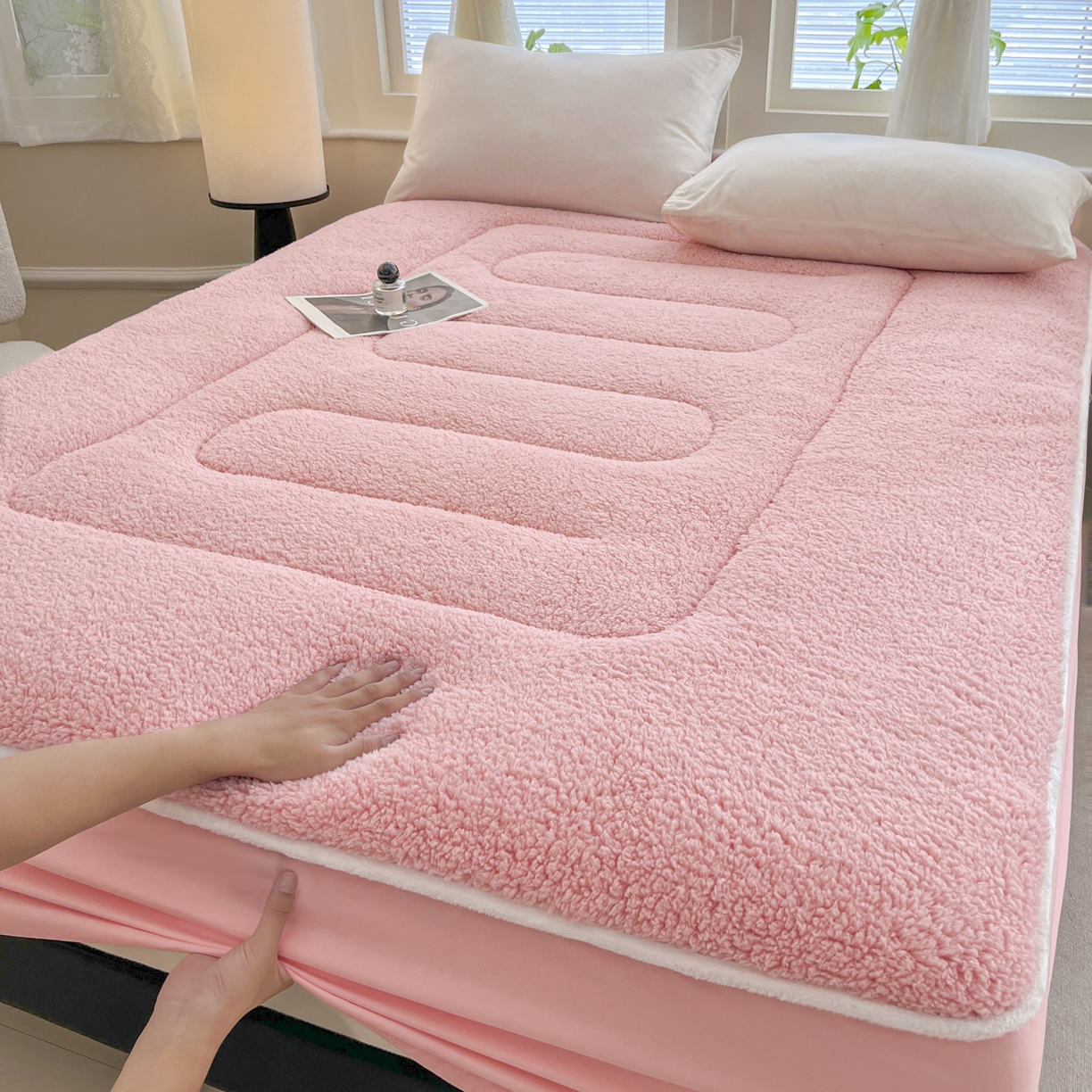 91家纺网 家纺一手货源 找家纺 悠米悠家 2025新款A类羊羔绒夹棉大豆床笠床垫 粉色