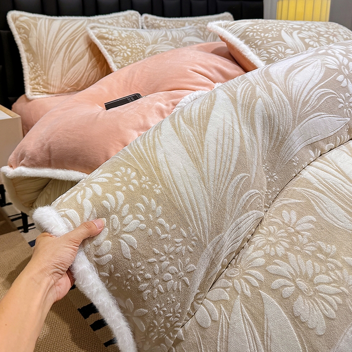 云玲时尚 2025新款牛奶绒立体雕花兔毛绒包边四件套 叶仲花