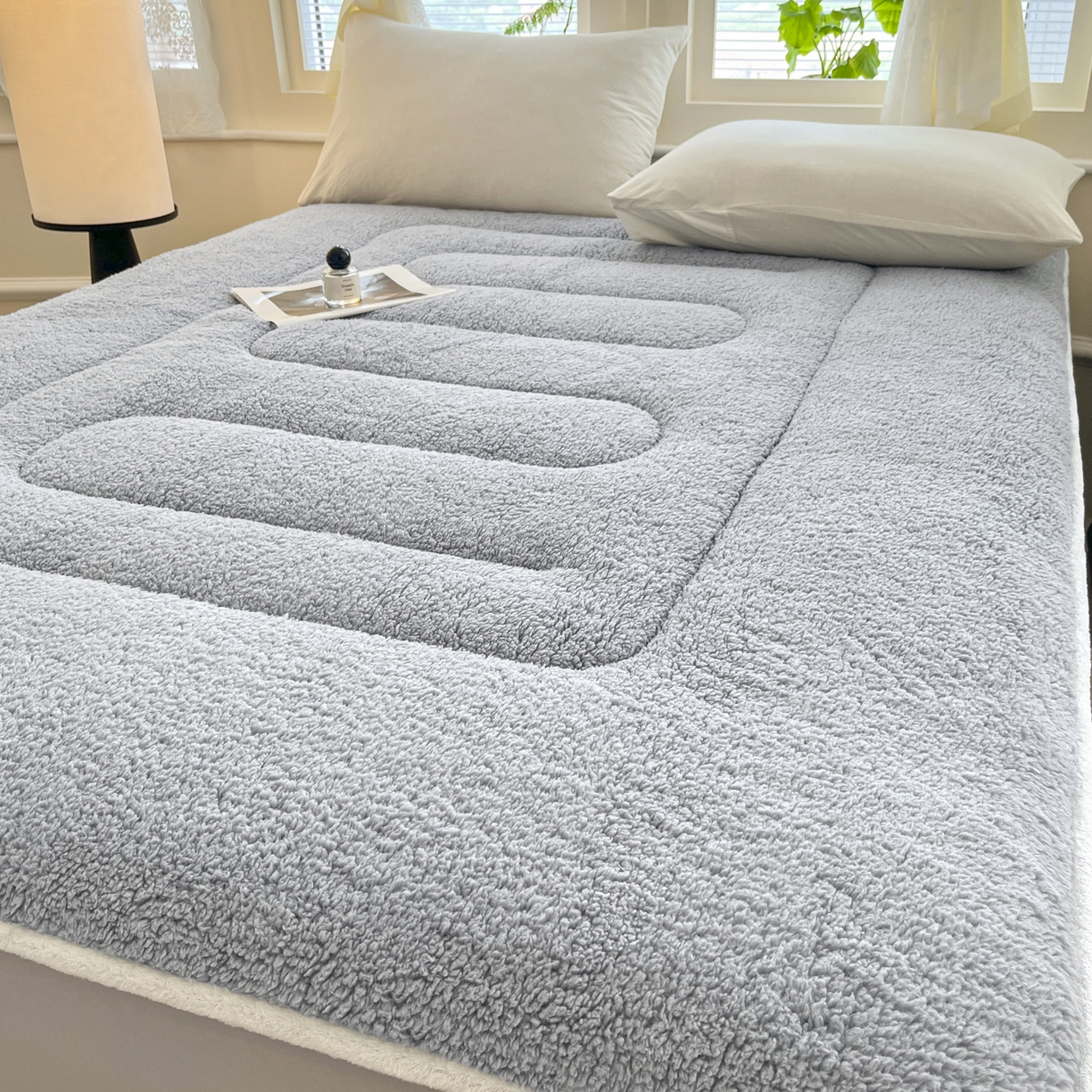 91家纺网 家纺一手货源 找家纺 悠米悠家 2025新款A类羊羔绒夹棉大豆床笠床垫 灰色