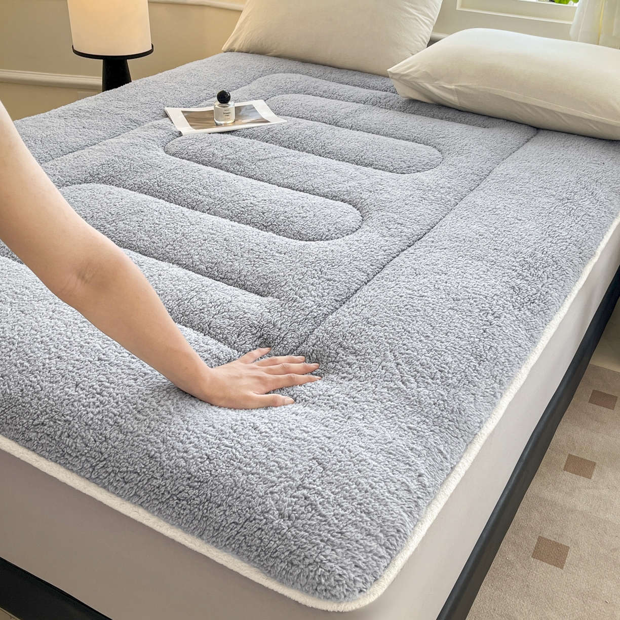 91家纺网 家纺一手货源 找家纺 悠米悠家 2025新款A类羊羔绒夹棉大豆床笠床垫 灰色