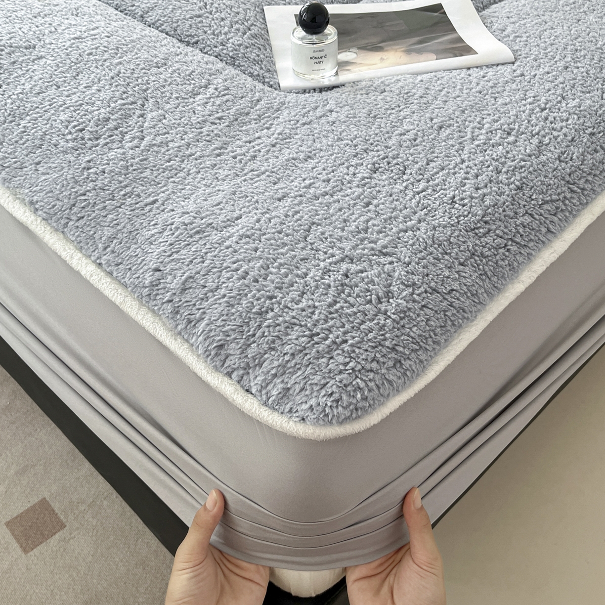 91家纺网 家纺一手货源 找家纺 悠米悠家 2025新款A类羊羔绒夹棉大豆床笠床垫 灰色