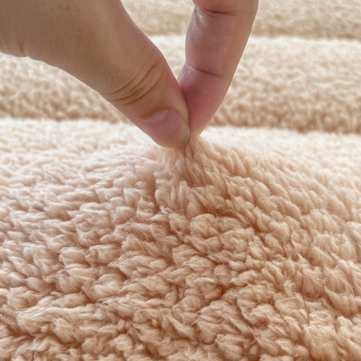 91家纺网 家纺一手货源 找家纺 悠米悠家 2025新款A类羊羔绒夹棉大豆床笠床垫 橘色