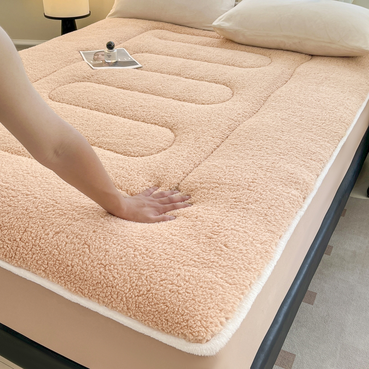 91家纺网 家纺一手货源 找家纺 悠米悠家 2025新款A类羊羔绒夹棉大豆床笠床垫 橘色