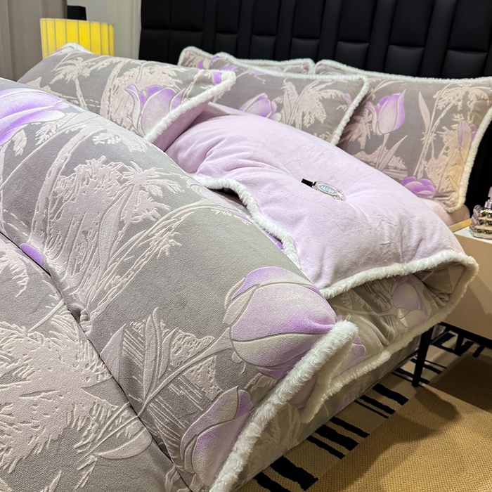 91家纺网 家纺一手货源 找家纺 云玲时尚 2025新款牛奶绒立体雕花兔毛绒包边四件套 郁金香紫
