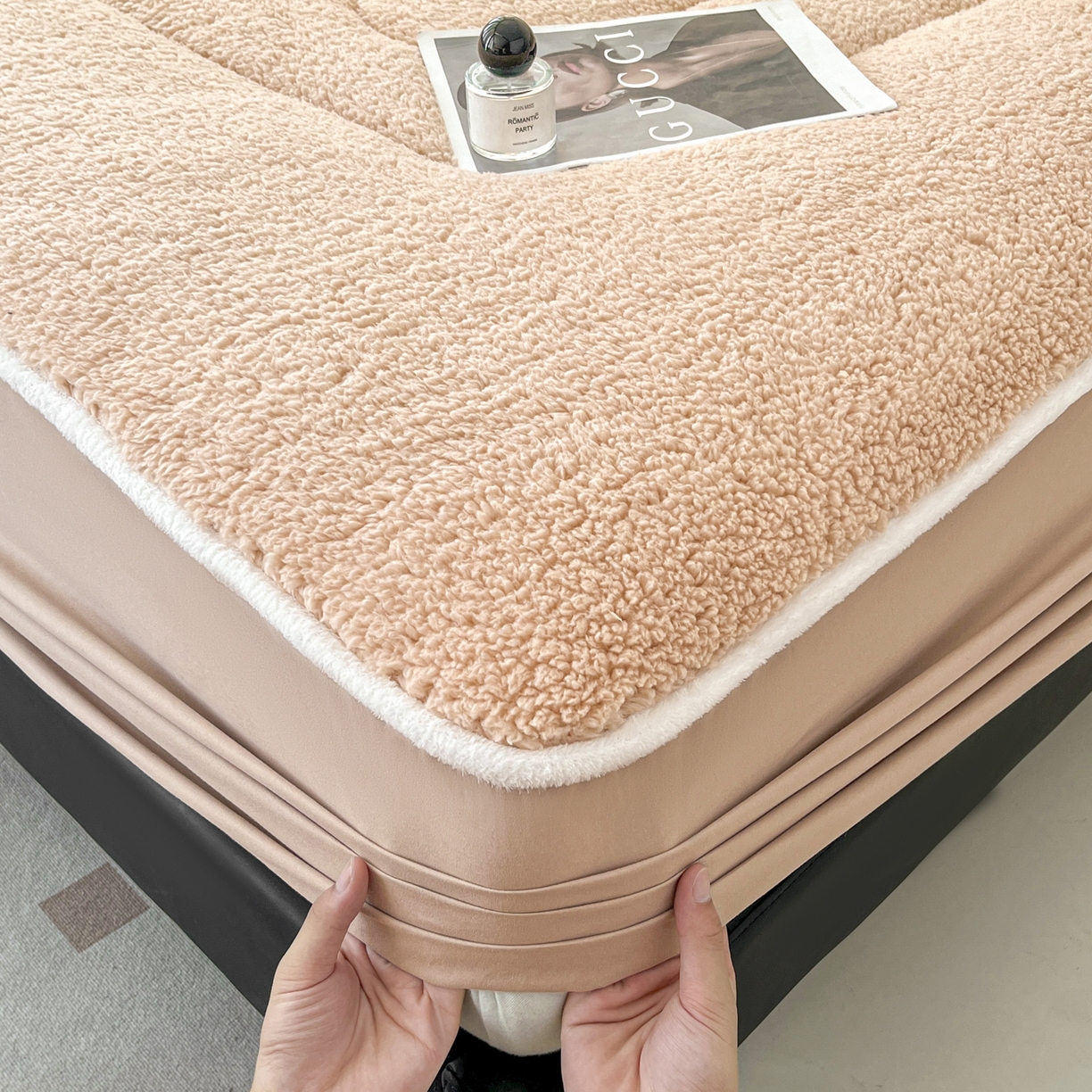 91家纺网 家纺一手货源 找家纺 悠米悠家 2025新款A类羊羔绒夹棉大豆床笠床垫 橘色