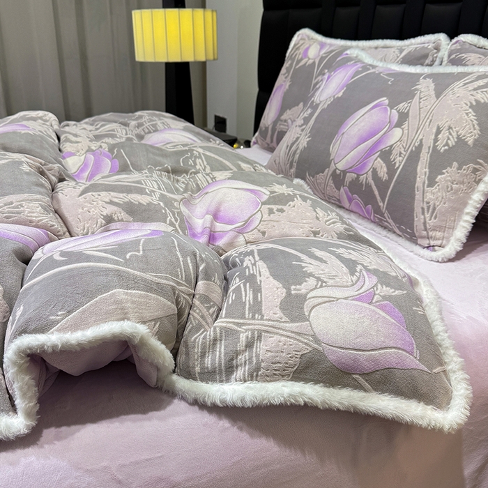 91家纺网 家纺一手货源 找家纺 云玲时尚 2025新款牛奶绒立体雕花兔毛绒包边四件套 郁金香紫