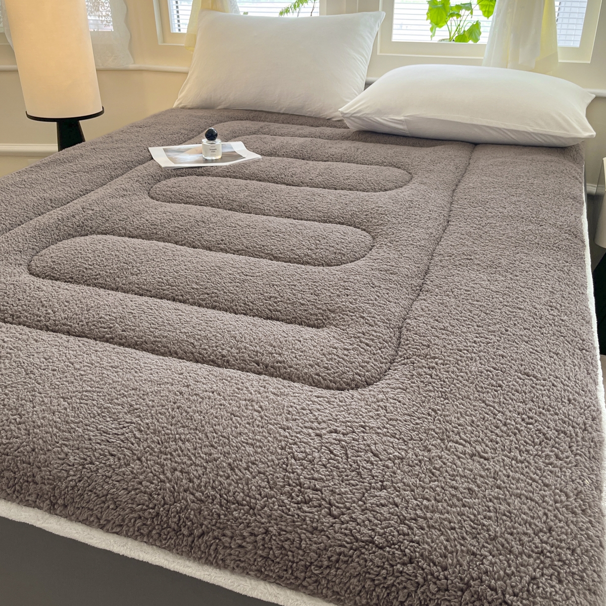 91家纺网 家纺一手货源 找家纺 悠米悠家 2025新款A类羊羔绒夹棉大豆床笠床垫 咖色