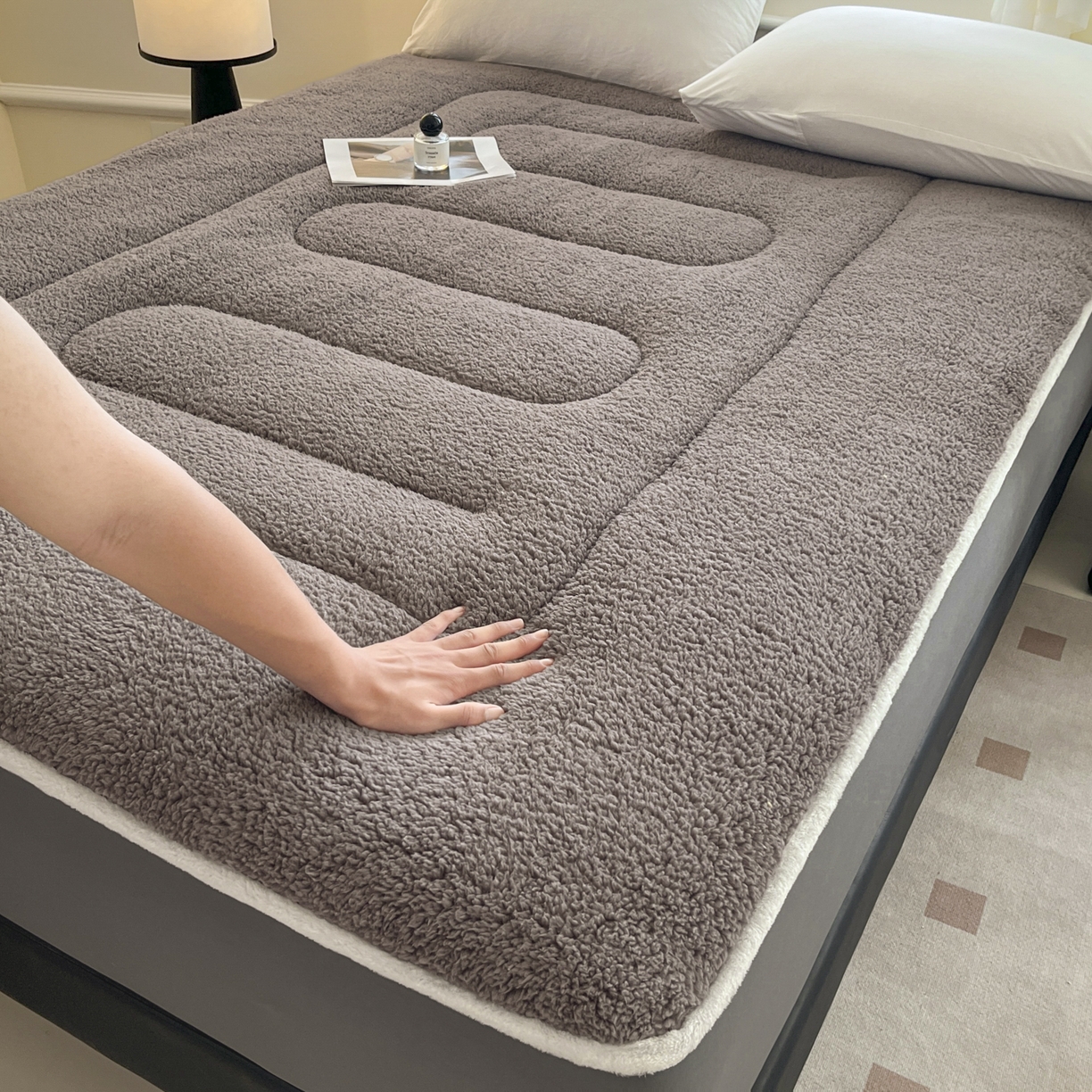 91家纺网 家纺一手货源 找家纺 悠米悠家 2025新款A类羊羔绒夹棉大豆床笠床垫 咖色