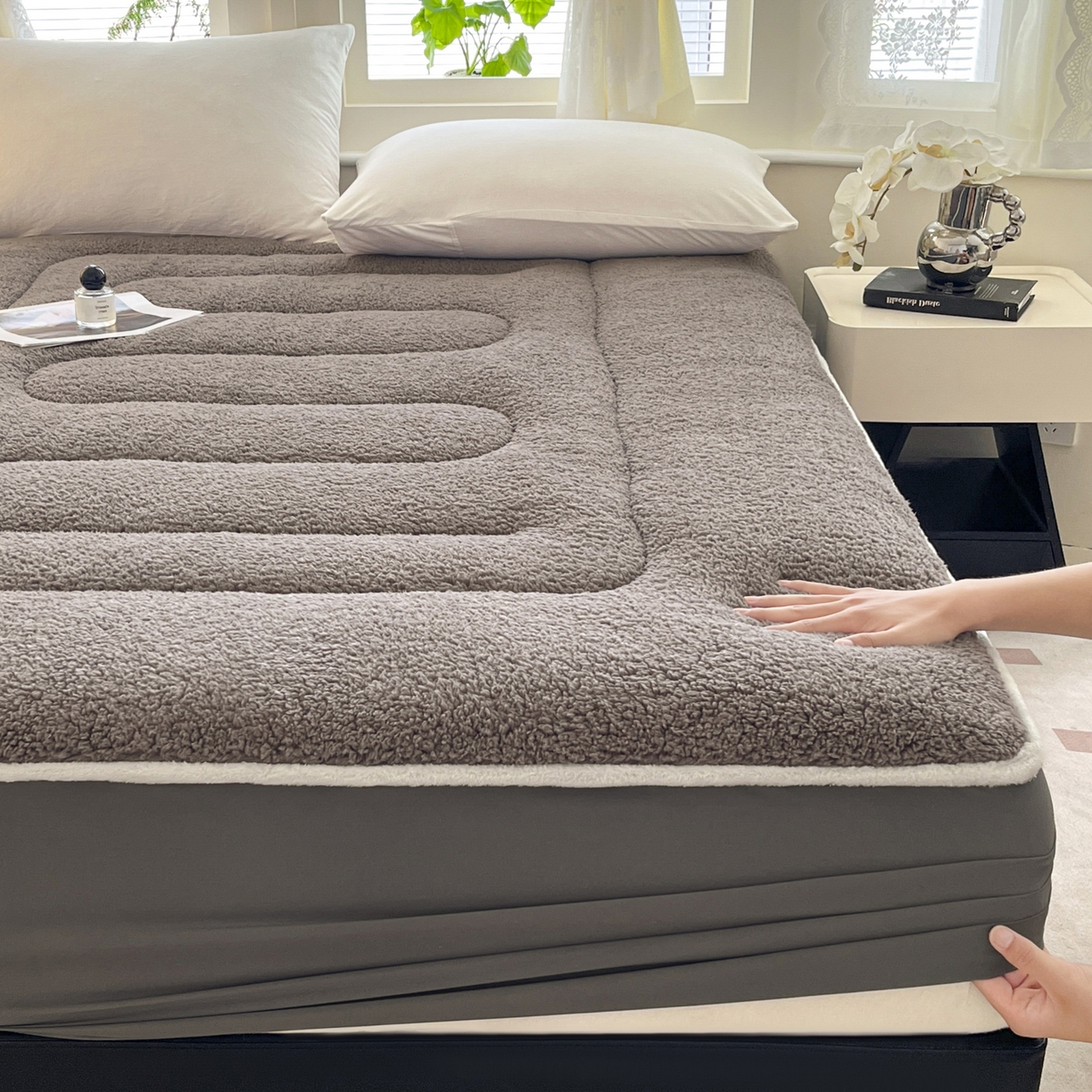 91家纺网 家纺一手货源 找家纺 悠米悠家 2025新款A类羊羔绒夹棉大豆床笠床垫 咖色