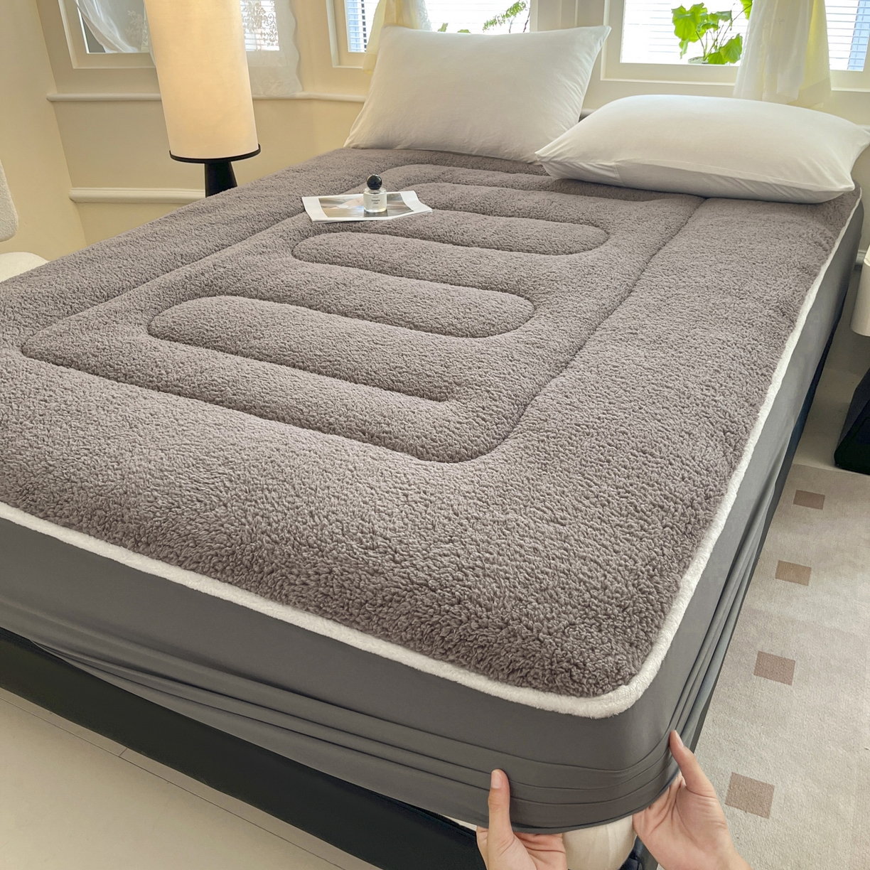 91家纺网 家纺一手货源 找家纺 悠米悠家 2025新款A类羊羔绒夹棉大豆床笠床垫 咖色