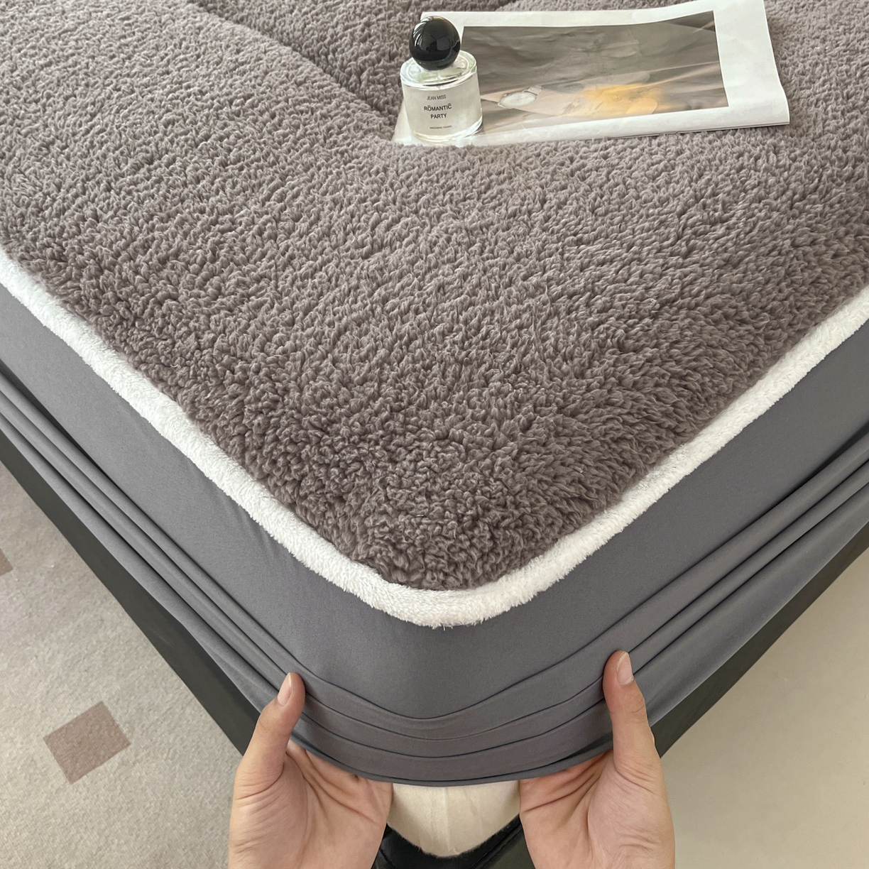 91家纺网 家纺一手货源 找家纺 悠米悠家 2025新款A类羊羔绒夹棉大豆床笠床垫 咖色