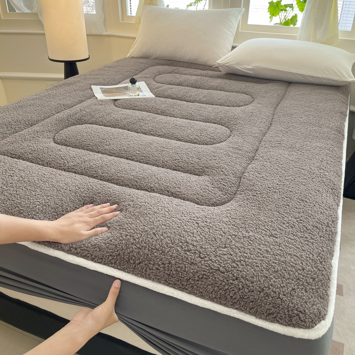 91家纺网 家纺一手货源 找家纺 悠米悠家 2025新款A类羊羔绒夹棉大豆床笠床垫 咖色