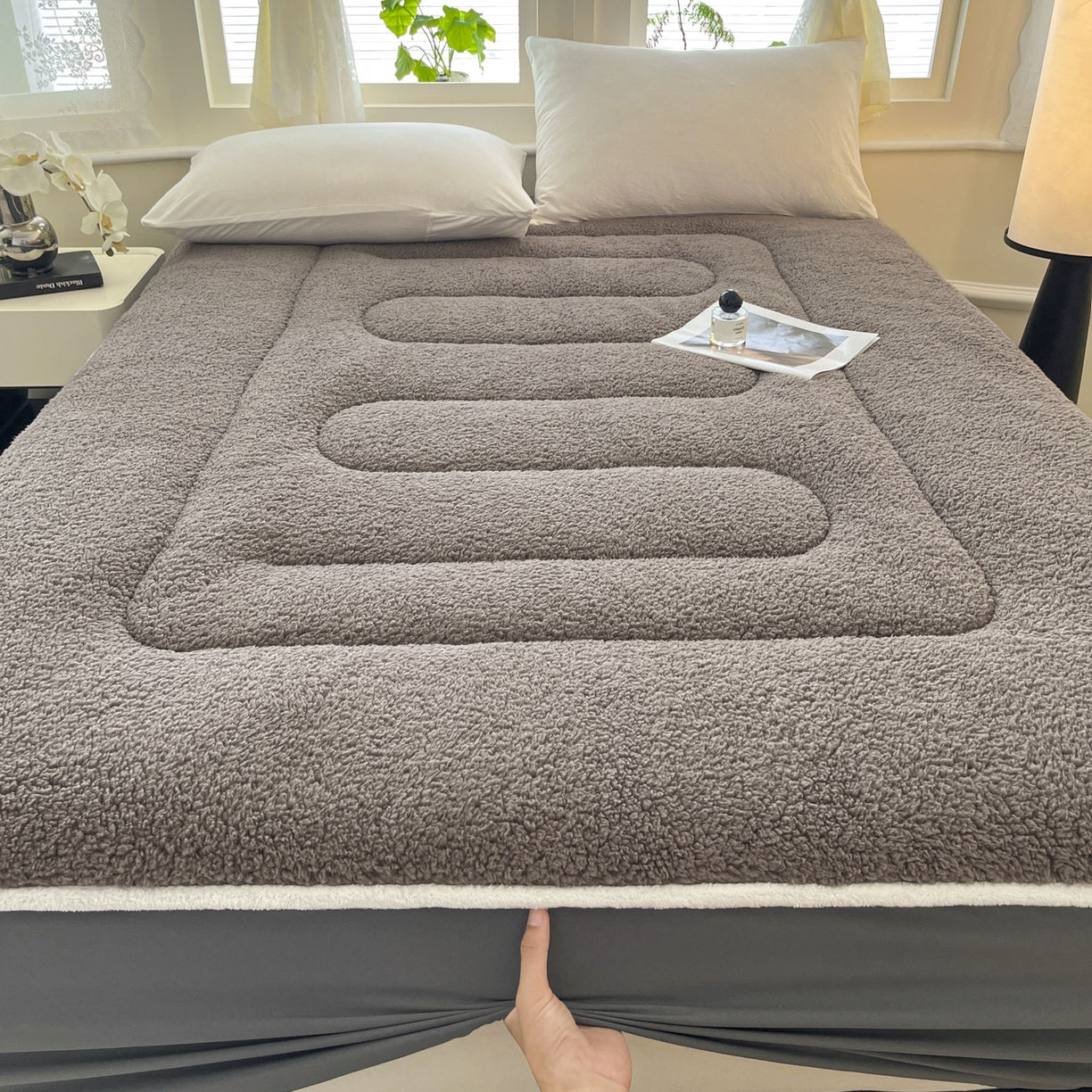 91家纺网 家纺一手货源 找家纺 悠米悠家 2025新款A类羊羔绒夹棉大豆床笠床垫 咖色