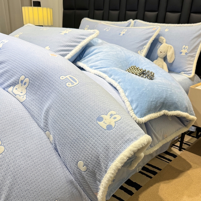 91家纺网 家纺一手货源 找家纺 云玲时尚 2025新款牛奶绒立体雕花兔毛绒包边四件套 云中小兔