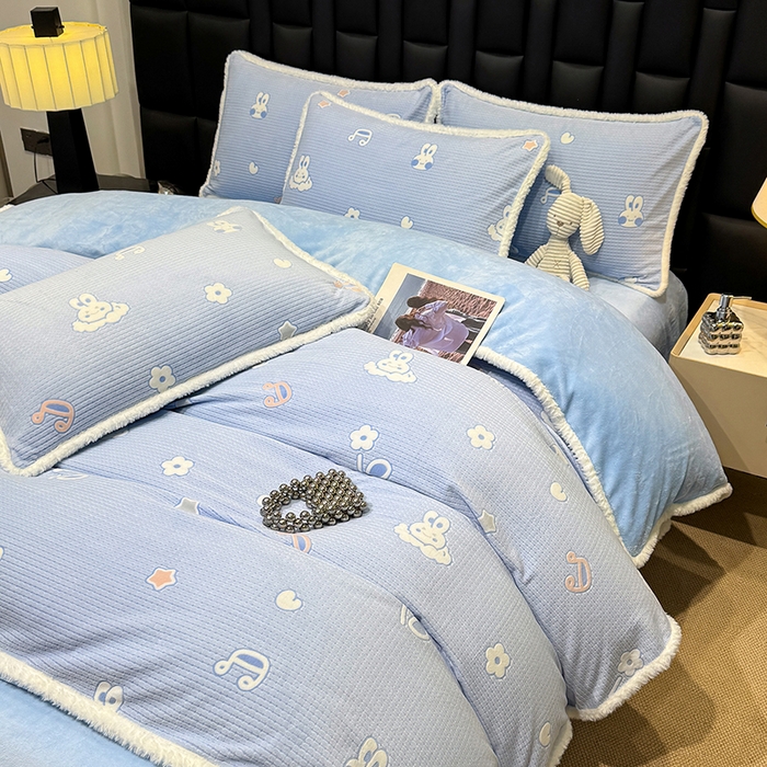 91家纺网 家纺一手货源 找家纺 云玲时尚 2025新款牛奶绒立体雕花兔毛绒包边四件套 云中小兔