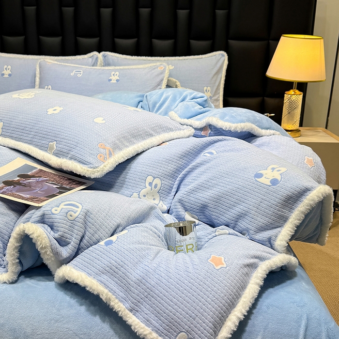 91家纺网 家纺一手货源 找家纺 云玲时尚 2025新款牛奶绒立体雕花兔毛绒包边四件套 云中小兔