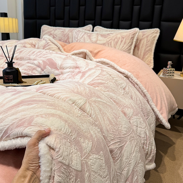 91家纺网 家纺一手货源 找家纺 云玲时尚 2025新款牛奶绒立体雕花兔毛绒包边四件套 仲夏浪漫