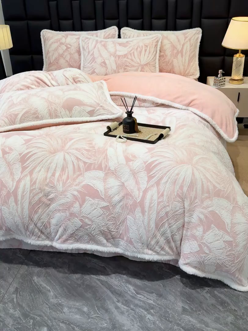 91家纺网 家纺一手货源 找家纺 云玲时尚 2025新款牛奶绒立体雕花兔毛绒包边四件套 仲夏浪漫