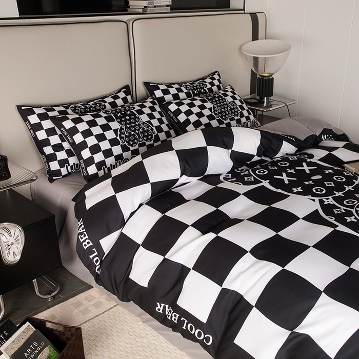 91家纺网 家纺一手货源 找家纺 摩卡（乐趣） 2025新款现代简约四季棉四季款四件套 棋盘格公仔