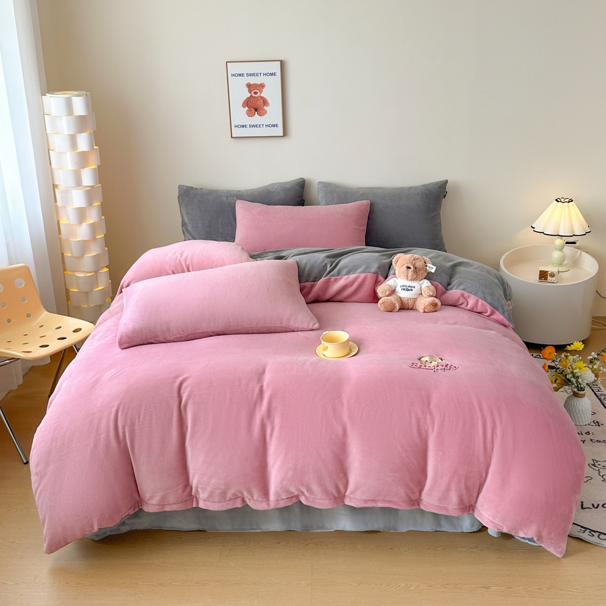 91家纺网 家纺一手货源 找家纺 泰迪爱兰Teddy ISLAND 2025新款IP绣花牛奶绒刺绣套件 豆沙+浅灰