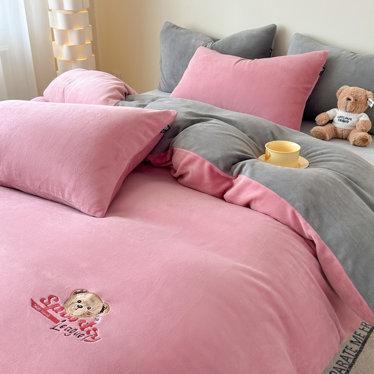 91家纺网 家纺一手货源 找家纺 泰迪爱兰Teddy ISLAND 2025新款IP绣花牛奶绒刺绣套件 豆沙+浅灰