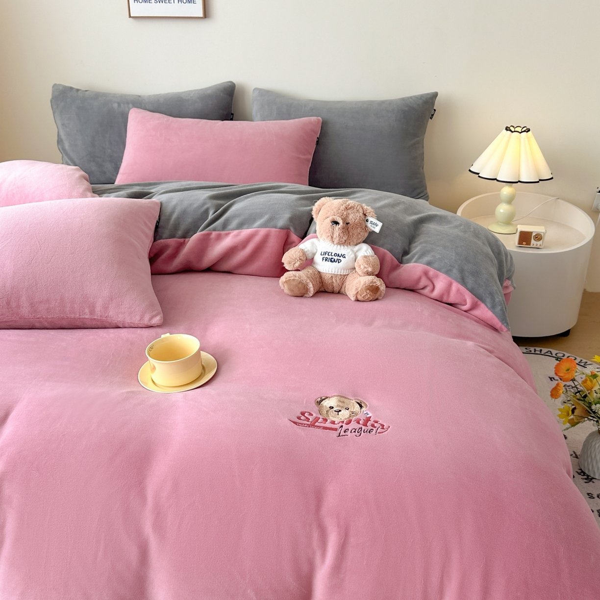 91家纺网 家纺一手货源 找家纺 泰迪爱兰Teddy ISLAND 2025新款IP绣花牛奶绒刺绣套件 豆沙+浅灰