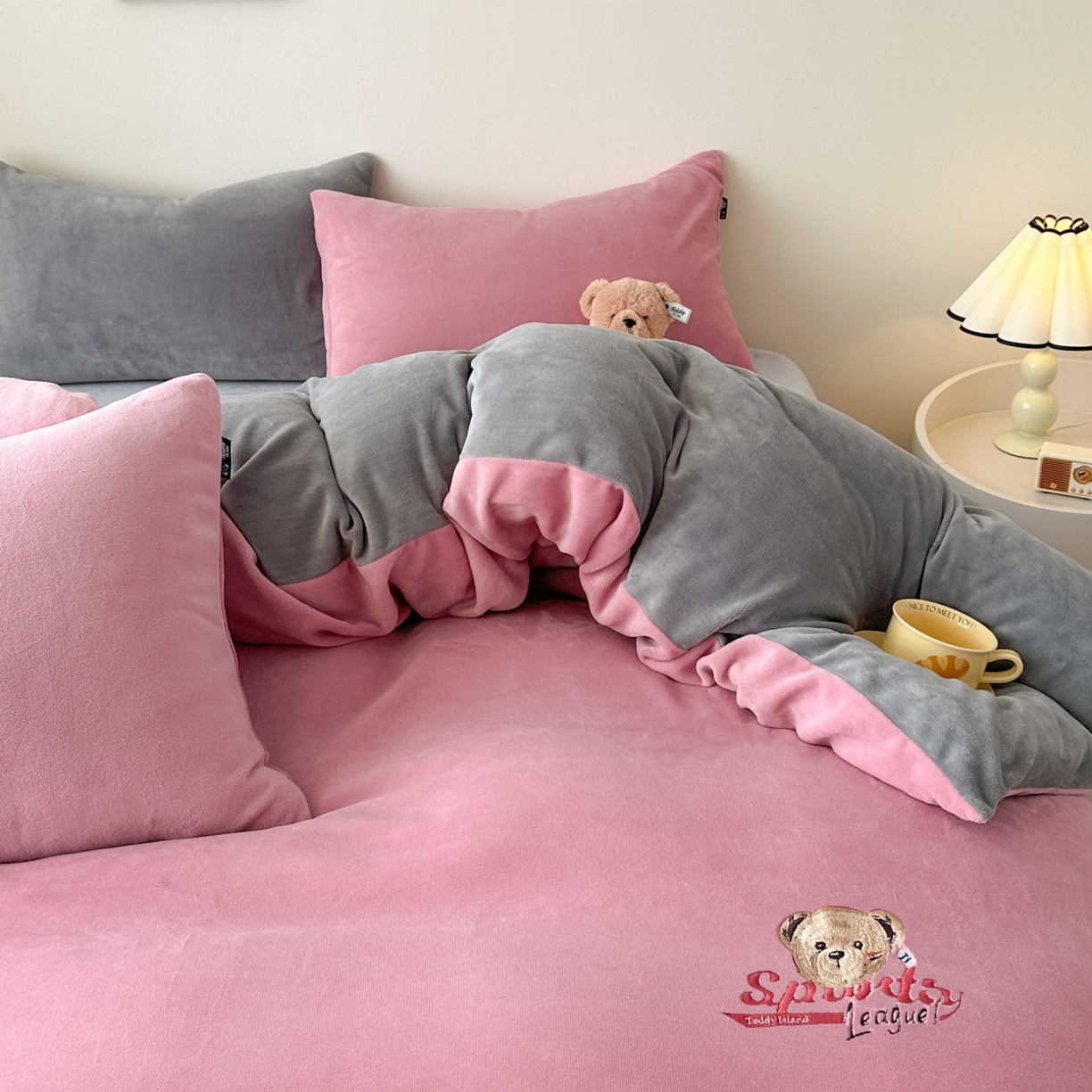 91家纺网 家纺一手货源 找家纺 泰迪爱兰Teddy ISLAND 2025新款IP绣花牛奶绒刺绣套件 豆沙+浅灰