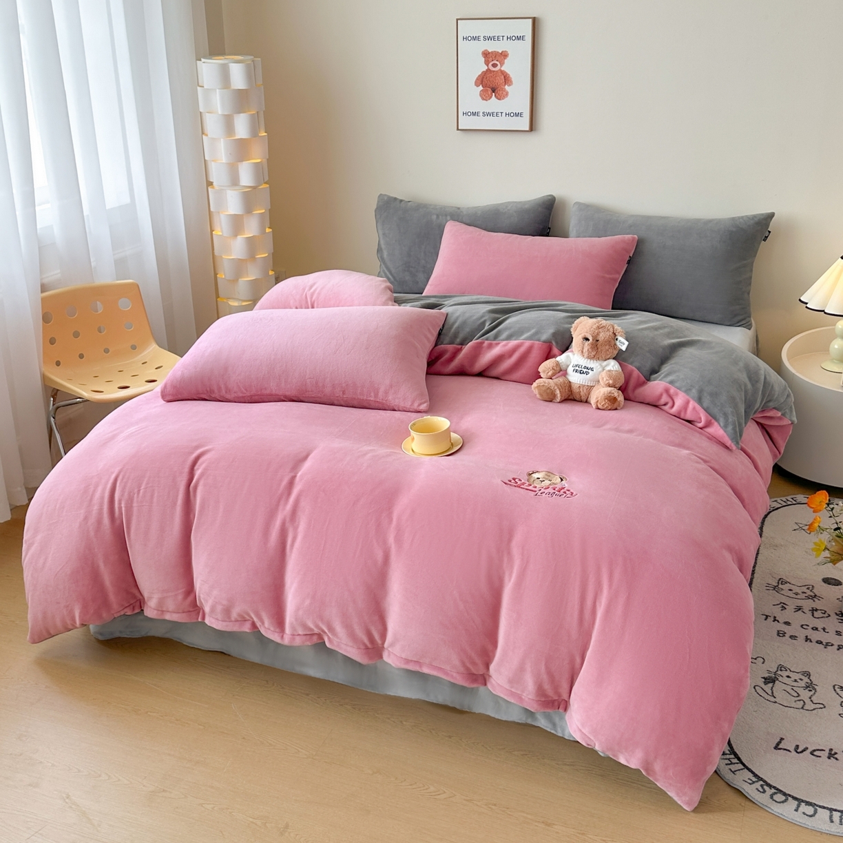 91家纺网 家纺一手货源 找家纺 泰迪爱兰Teddy ISLAND 2025新款IP绣花牛奶绒刺绣套件 豆沙+浅灰