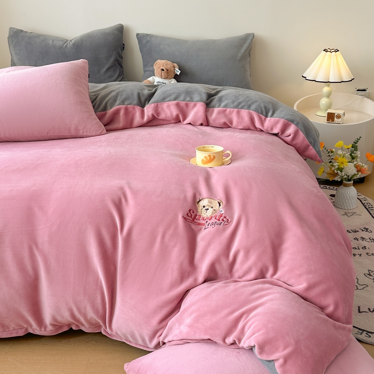 91家纺网 家纺一手货源 找家纺 泰迪爱兰Teddy ISLAND 2025新款IP绣花牛奶绒刺绣套件 豆沙+浅灰