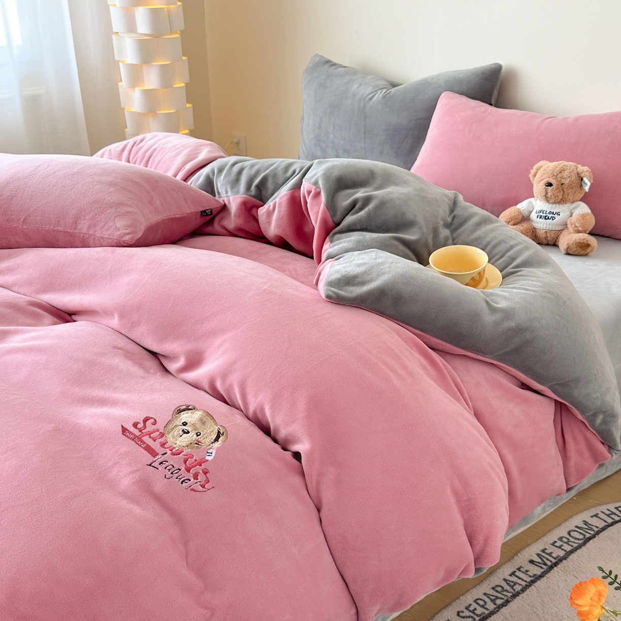 91家纺网 家纺一手货源 找家纺 泰迪爱兰Teddy ISLAND 2025新款IP绣花牛奶绒刺绣套件 豆沙+浅灰