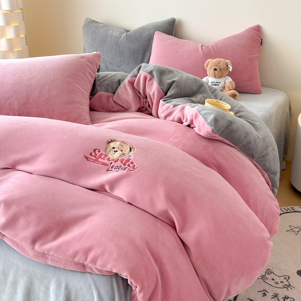 91家纺网 家纺一手货源 找家纺 泰迪爱兰Teddy ISLAND 2025新款IP绣花牛奶绒刺绣套件 豆沙+浅灰