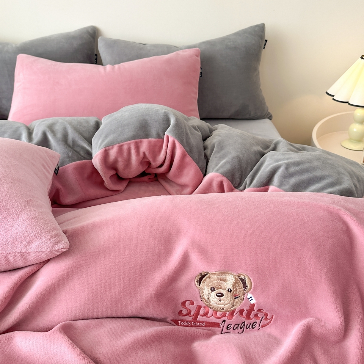 91家纺网 家纺一手货源 找家纺 泰迪爱兰Teddy ISLAND 2025新款IP绣花牛奶绒刺绣套件 豆沙+浅灰