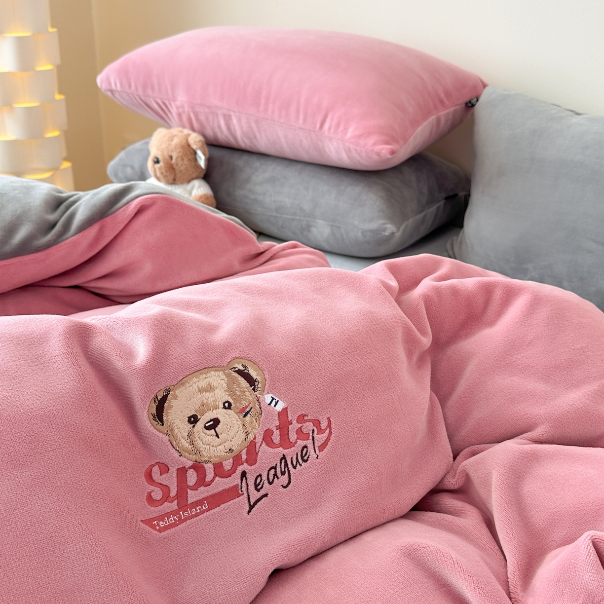 91家纺网 家纺一手货源 找家纺 泰迪爱兰Teddy ISLAND 2025新款IP绣花牛奶绒刺绣套件 豆沙+浅灰