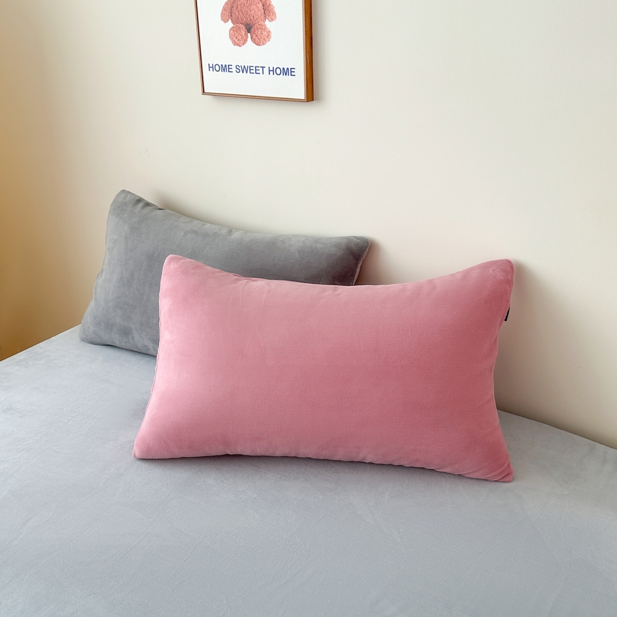 91家纺网 家纺一手货源 找家纺 泰迪爱兰Teddy ISLAND 2025新款IP绣花牛奶绒刺绣套件 豆沙+浅灰