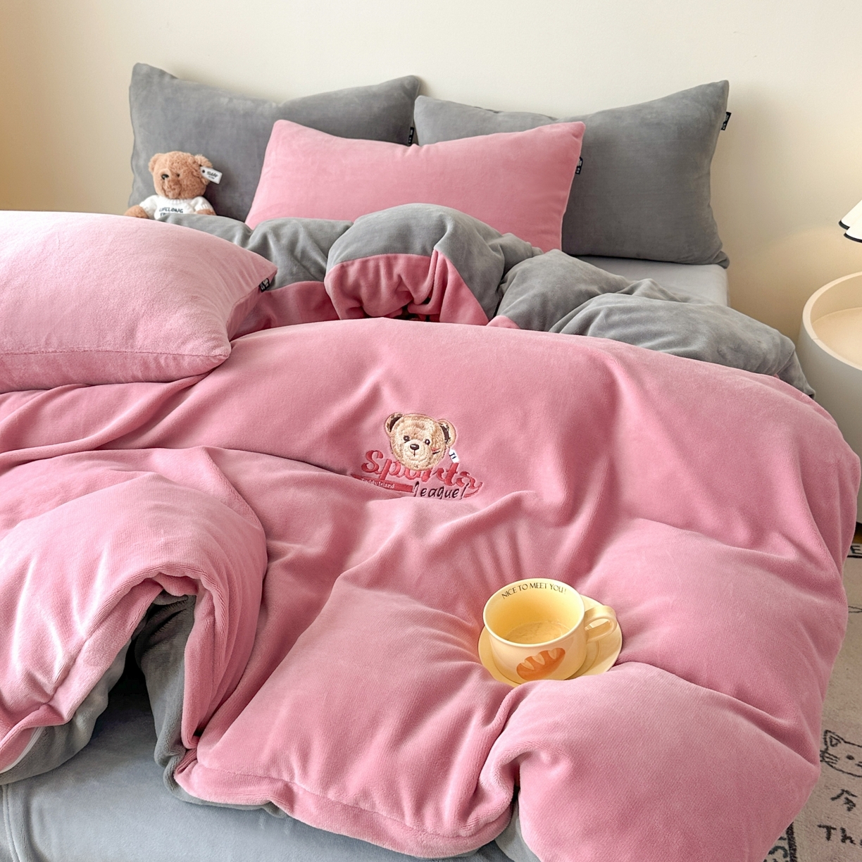 91家纺网 家纺一手货源 找家纺 泰迪爱兰Teddy ISLAND 2025新款IP绣花牛奶绒刺绣套件 豆沙+浅灰