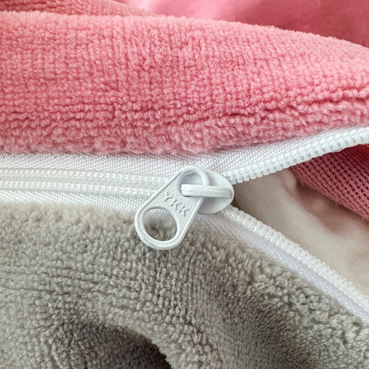 91家纺网 家纺一手货源 找家纺 泰迪爱兰Teddy ISLAND 2025新款IP绣花牛奶绒刺绣套件 豆沙+浅灰