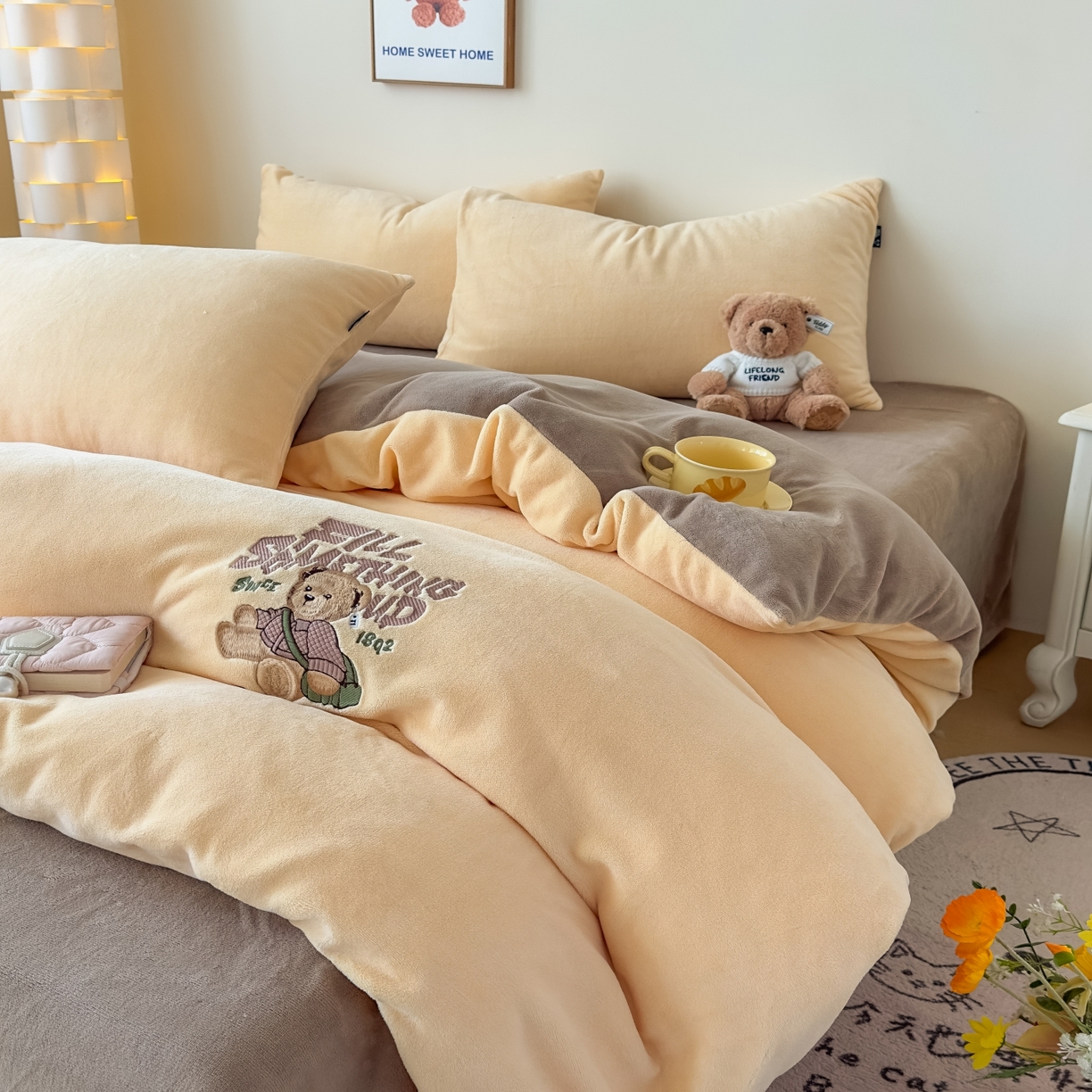 91家纺网 家纺一手货源 找家纺 泰迪爱兰Teddy ISLAND 2026新款IP绣花牛奶绒刺绣套件 奶黄+浅咖