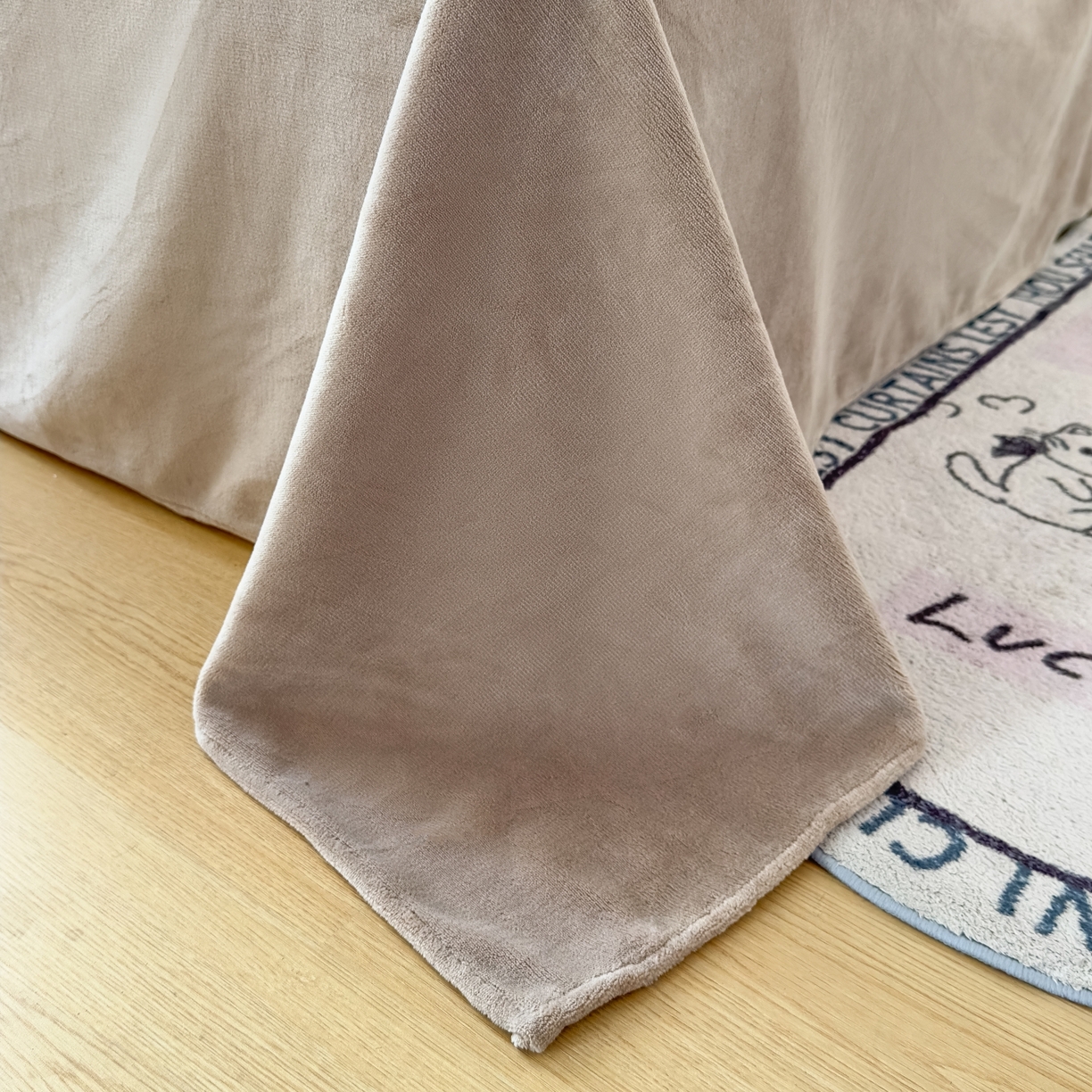 91家纺网 家纺一手货源 找家纺 泰迪爱兰Teddy ISLAND 2026新款IP绣花牛奶绒刺绣套件 奶黄+浅咖