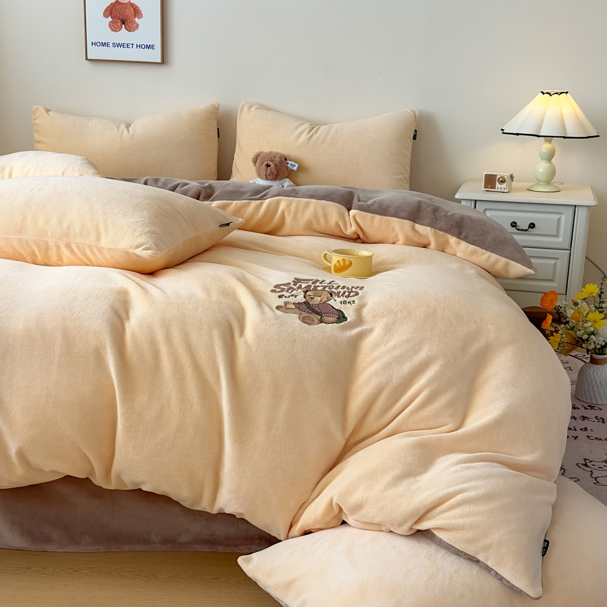 91家纺网 家纺一手货源 找家纺 泰迪爱兰Teddy ISLAND 2026新款IP绣花牛奶绒刺绣套件 奶黄+浅咖