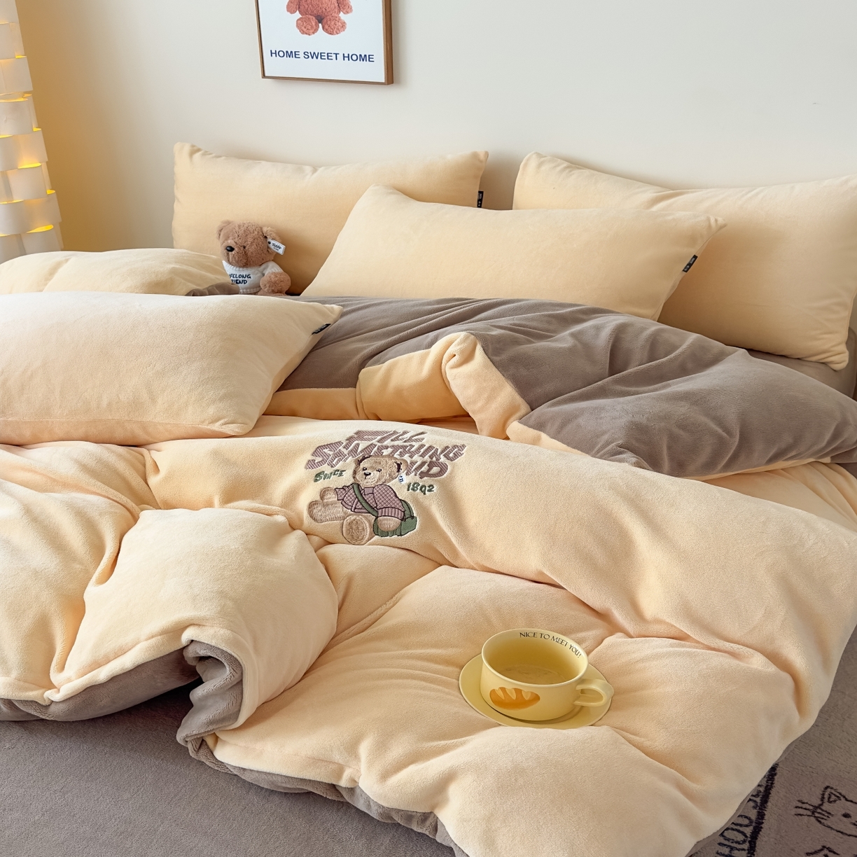 91家纺网 家纺一手货源 找家纺 泰迪爱兰Teddy ISLAND 2026新款IP绣花牛奶绒刺绣套件 奶黄+浅咖