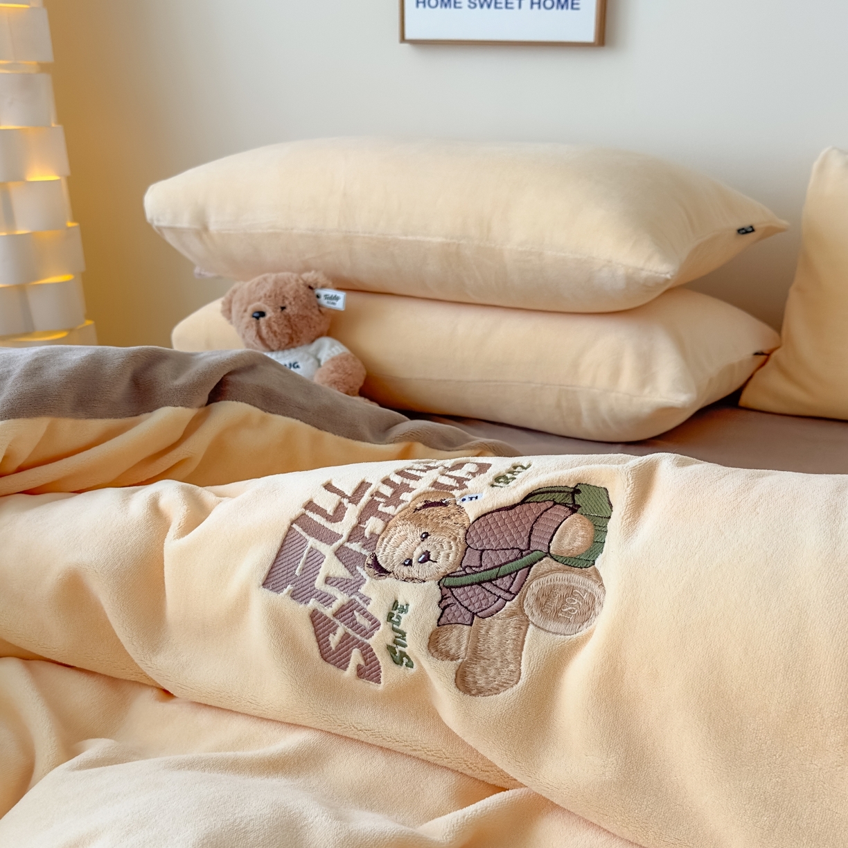 91家纺网 家纺一手货源 找家纺 泰迪爱兰Teddy ISLAND 2026新款IP绣花牛奶绒刺绣套件 奶黄+浅咖