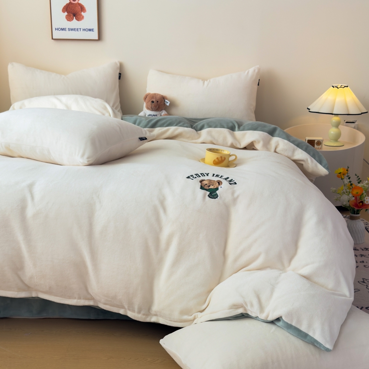 91家纺网 家纺一手货源 找家纺 泰迪爱兰Teddy ISLAND 2026新款IP绣花牛奶绒刺绣套件 奶油白+清绿