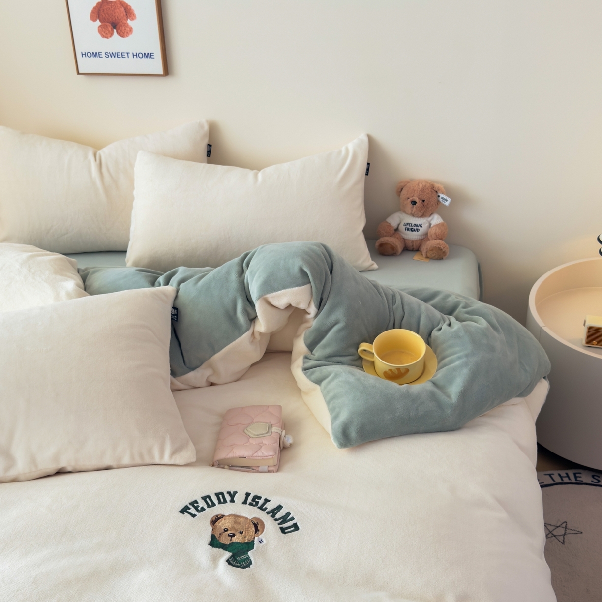 91家纺网 家纺一手货源 找家纺 泰迪爱兰Teddy ISLAND 2026新款IP绣花牛奶绒刺绣套件 奶油白+清绿