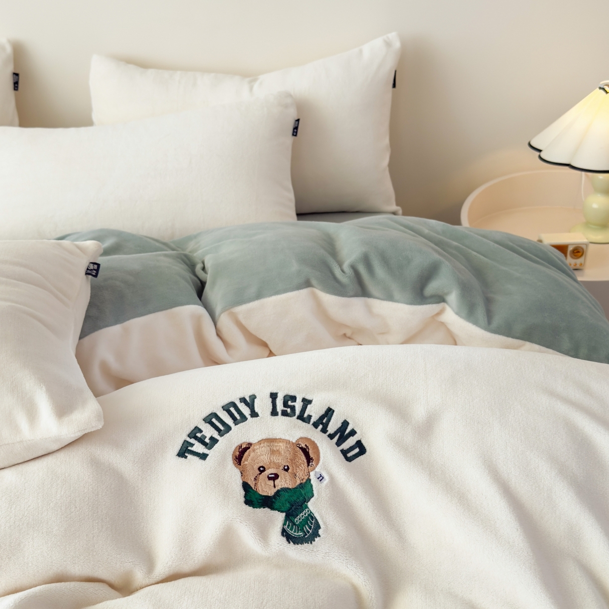 91家纺网 家纺一手货源 找家纺 泰迪爱兰Teddy ISLAND 2026新款IP绣花牛奶绒刺绣套件 奶油白+清绿